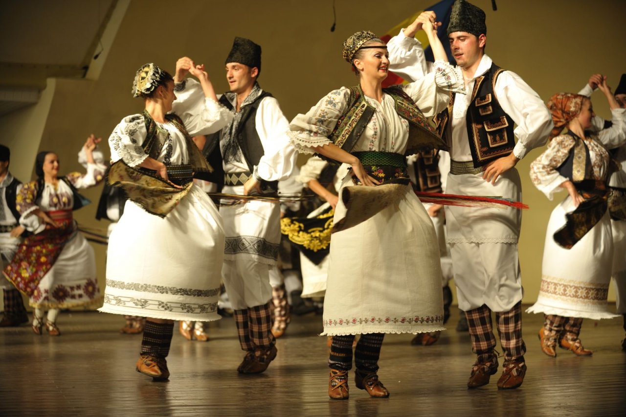 Молдовеняска. Молдавский танцевальный костюм. Румынский танец. Молдовеняска танец. Народные танцы Молдавии.
