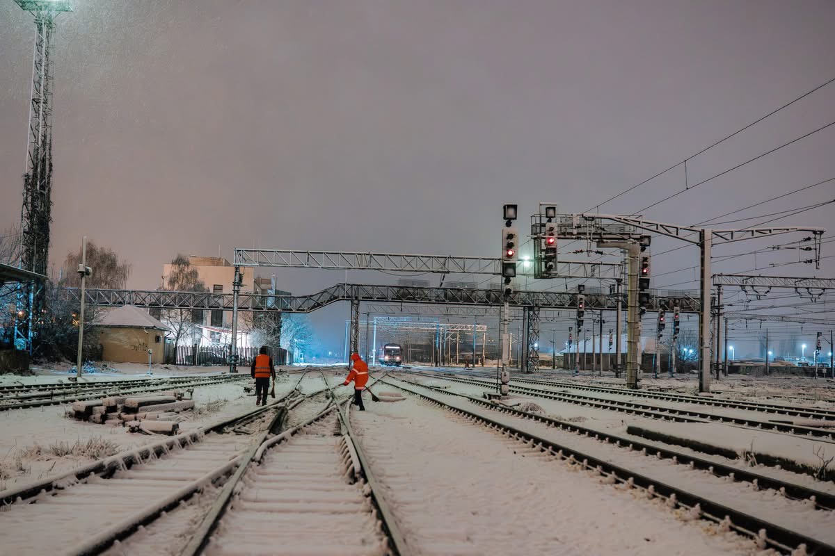 Noaptea albă a ceferiștilor din vestul țării: zăpada le-a dat mult de furcă (foto)